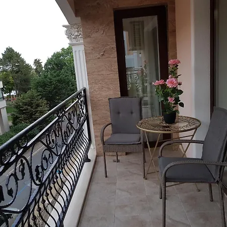 Valencia Gardens: Luxury Beachfront Apartment Nesebar